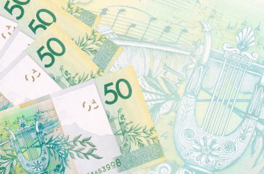 50 Belorus rublesi banknotları büyük yarı şeffaf banknotların arka planında duruyor. Kopyalama alanı olan soyut iş arkaplanı