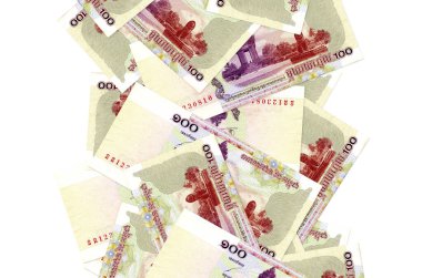 Beyazlar üzerinde izole edilmiş 100 Kamboçyalı isyan tasarısı. Birçok banknot sol ve sağ tarafta beyaz kopya alanı ile düşüyor