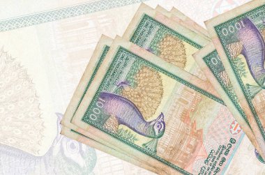 1000 Sri Lanka rupisi banknotları büyük yarı şeffaf banknotların arka planında duruyor. Ulusal para biriminin soyut sunumu. İş konsepti