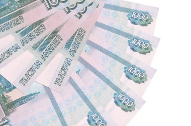 1000 Rus rublesi beyaz arka planda izole bir şekilde duruyor. Fan şeklinde fotokopi alanı da yakın planda. Finansal işlemler kavramı