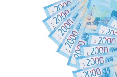 2000 Rus rublesi banknotları beyaz arka planda, kopyalama alanı ile izole bir şekilde duruyor. Zengin yaşam kavramsal geçmişi. Büyük miktarda ulusal para birimi zenginliği
