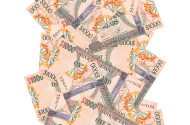 Beyaz üzerinde izole edilmiş 1000 Guyanese doları uçuyor. Birçok banknot sol ve sağ tarafta beyaz kopya alanı ile düşüyor