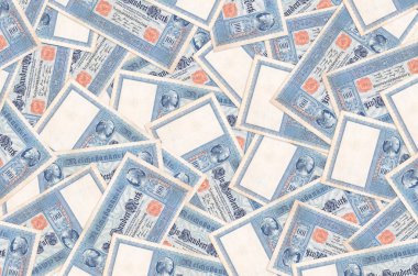 100 Reich banknotları büyük yığınlar halinde duruyor. Zengin yaşam kavramsal geçmişi. Büyük miktarda para.