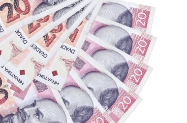 20 Hırvat kuna banknotu beyaz zemin üzerinde izole edilmiş, fotokopi alanı da fan şeklinde üst üste yığılmış. Finansal işlemler kavramı