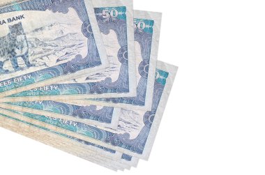 50 Nepal rupisi küçük gruplar halinde ya da beyaza izole edilmiş paketler halinde yatar. Kopyalama alanı olan bir model. İş ve para değişimi kavramı