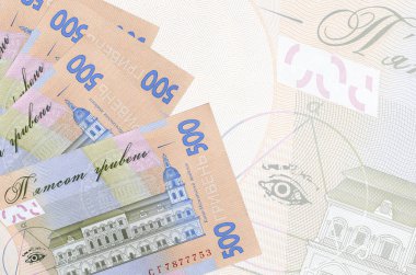 500 Ukrayna hrivniası banknotları büyük yarı şeffaf banknotların arka planında duruyor. Kopyalama alanı olan soyut iş arkaplanı