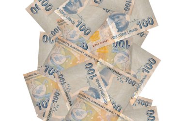 100 Türk lirası, beyazın üzerinde izole bir şekilde uçuyor. Birçok banknot sol ve sağ tarafta beyaz kopya alanı ile düşüyor