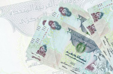 500 BAE dirhem banknotu büyük yarı şeffaf banknotun arka planında duruyor. Ulusal para biriminin soyut sunumu. İş konsepti