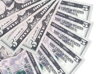 5 dolarlık banknotlar beyaz arka planda izole edilmiş, fotokopi alanı da yakın planda tutuluyor. Finansal işlemler kavramı