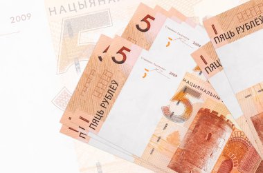 5 Belorus rublesi banknotları büyük yarı şeffaf banknotların arka planında duruyor. Ulusal para biriminin soyut sunumu. İş konsepti
