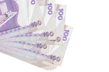 100 Filipin piso banknotları küçük gruplar halinde ya da beyaza izole edilmiş paketler halinde yatar. Kopyalama alanı olan bir model. İş ve para değişimi kavramı