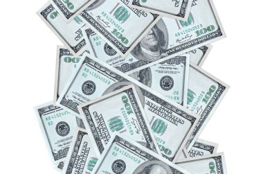 100 dolarlık banknotlar beyazlar üzerinde izole bir şekilde uçuyor. Birçok banknot sol ve sağ tarafta beyaz kopya alanı ile düşüyor