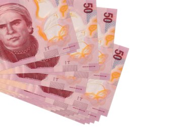 50 Meksika pezosu küçük gruplar halinde ya da beyaz paketler halinde yatar. Kopyalama alanı olan bir model. İş ve para değişimi kavramı