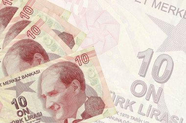 Büyük yarı şeffaf banknotun arka planında 10 Türk lirası duruyor. Kopyalama alanı olan soyut iş arkaplanı