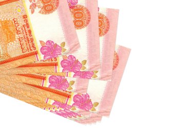 100 Sri Lanka rupisi küçük gruplar halinde ya da beyaz paketler halinde yatar. Kopyalama alanı olan bir model. İş ve para değişimi kavramı