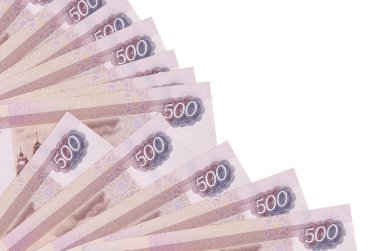 500 Rus rublesi beyaz arka planda izole bir şekilde duruyor. Fan kaplamasında da fotokopi alanı var. Maaş zamanı kavramı veya finansal işlemler