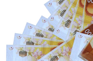 100 İsrailli yeni şekel banknot beyaz üzerine izole edilmiş farklı bir sırayla yatıyor. Yerel bankacılık ya da para kazanma konsepti. İş arkaplanı afişi