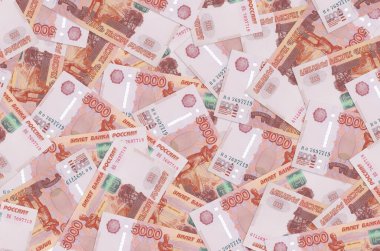 5000 Rus rublesi büyük bir yığın halinde duruyor. Zengin yaşam kavramsal geçmişi. Büyük miktarda para.