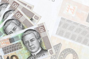 Büyük yarı şeffaf banknotun arka planında 10 Hırvat kuna faturası duruyor. Kopyalama alanı olan soyut iş arkaplanı
