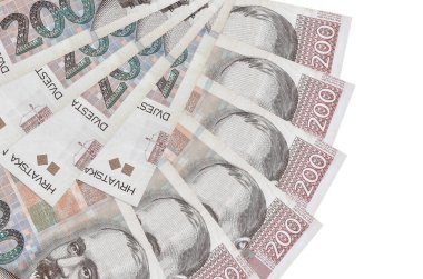 200 Hırvat kuna banknotu beyaz zemin üzerinde izole edilmiş, fotokopi alanı da fan şeklinde üst üste yığılmış. Finansal işlemler kavramı