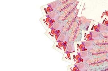 500 Kamboçya ayaklanması faturası beyaz arka planda, fotokopi alanı ile izole bir şekilde duruyor. Zengin yaşam kavramsal geçmişi. Büyük miktarda ulusal para birimi zenginliği