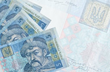 5 Ukrayna hrivniası faturası büyük yarı şeffaf banknotun arka planında duruyor. Kopyalama alanı olan soyut iş arkaplanı