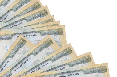 100 Nepal Rupisi banknotları beyaz arka planda izole edilmiş, fotokopi alanı da pervaneye yakın duruyor. Maaş zamanı kavramı veya finansal işlemler