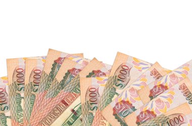 1000 Guyanese dolarlık banknotlar ekranın alt tarafında, beyaz arka planda, fotokopi alanı ile izole bir şekilde duruyor. Paralı iş kavramları için arkaplan afişi şablonu