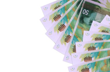 50 İsrailli yeni şekel banknotları beyaz arka planda, kopyalama alanı ile izole bir şekilde duruyor. Zengin yaşam kavramsal geçmişi. Büyük miktarda ulusal para birimi zenginliği
