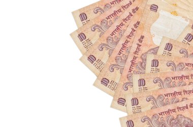 10 Hint rupi banknotları beyaz arka planda fotokopi alanı ile izole bir şekilde duruyor. Zengin yaşam kavramsal geçmişi. Büyük miktarda ulusal para birimi zenginliği