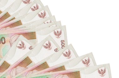 5000 Endonezya rupia banknotu beyaz arka planda izole edilmiş bir şekilde duruyor. Fan kaplamasında da kopya alanı var. Maaş zamanı kavramı veya finansal işlemler