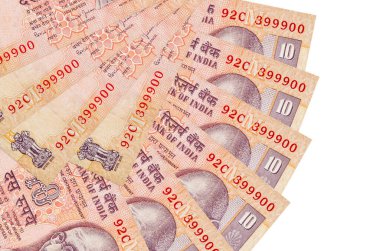10 Hint rupi banknotları beyaz arka planda izole bir şekilde duruyor ve fotokopi alanı da fan şeklinde üst üste yığılmış. Finansal işlemler kavramı