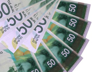 50 İsrailli yeni şekel banknotları beyaz arka planda izole edilmiş, fotokopi alanı da fan şeklinde dizilmiş. Finansal işlemler kavramı