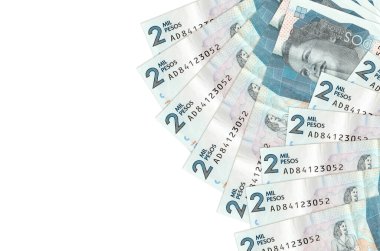 2 Kolombiya pezosu, beyaz arka planda fotokopi alanı ile izole bir şekilde duruyor. Zengin yaşam kavramsal geçmişi. Büyük miktarda ulusal para birimi zenginliği