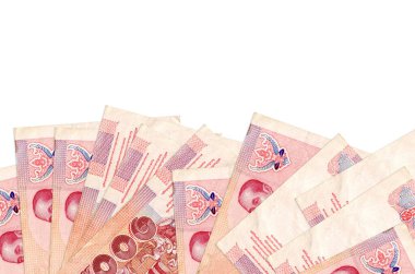 100 Tayland baht banknotu beyaz arka planda, kopya alanı ile birlikte ekranın alt tarafında bulunur. Paralı iş kavramları için arkaplan afişi şablonu
