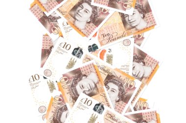 10 İngiliz sterlinli banknotlar beyazlar üzerinde izole bir şekilde uçuyor. Birçok banknot sol ve sağ tarafta beyaz kopya alanı ile düşüyor