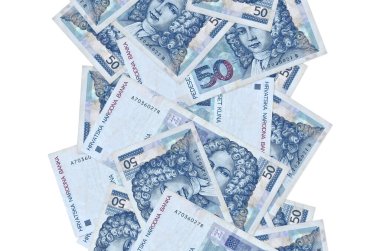 50 Hırvat kuna banknotu beyazın üzerinde izole bir şekilde uçuyor. Birçok banknot sol ve sağ tarafta beyaz kopya alanı ile düşüyor