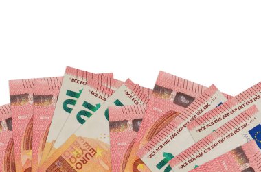 Ekranın alt tarafında 10 avroluk banknotlar var. Beyaz arka planda izole edilmiş ve fotokopi alanı var. Paralı iş kavramları için arkaplan afişi şablonu