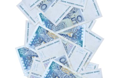 50 Hırvat kuna banknotu beyazın üzerinde izole bir şekilde uçuyor. Birçok banknot sol ve sağ tarafta beyaz kopya alanı ile düşüyor