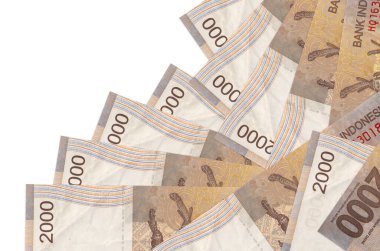 2000 Endonezya rupiası banknotları beyaza izole edilmiş farklı bir sırayla yatar. Yerel bankacılık ya da para kazanma konsepti. İş arkaplanı afişi