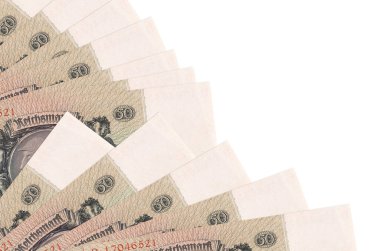 50 Reich banknotları beyaz arka planda izole bir şekilde duruyor. Fan kaplamasında da kopya alanı var. Maaş zamanı kavramı veya finansal işlemler