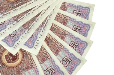 5 Çin yuanı banknotları beyaz arka planda izole bir şekilde duruyor ve fotokopi alanı fan şeklinde dizilmiş. Finansal işlemler kavramı