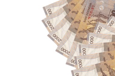 2000 Endonezya rupiası banknotları beyaz arka planda, kopyalama alanı ile izole edilmiş. Zengin yaşam kavramsal geçmişi. Büyük miktarda ulusal para birimi zenginliği