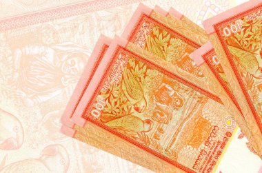 100 Sri Lanka rupisi banknotları büyük yarı şeffaf banknotların arka planında duruyor. Ulusal para biriminin soyut sunumu. İş konsepti