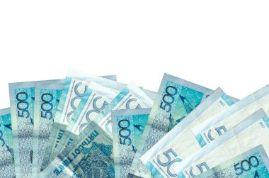 500 Kazakistan tenge banknotu beyaz arka planda izole edilmiş ve kopyalama alanı olan ekranın alt tarafında yer almaktadır. Paralı iş kavramları için arkaplan afişi şablonu