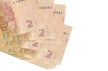 2 Ukrayna hrivniası banknotları küçük gruplar halinde yatar ya da beyazın üzerine izole edilmiş paketler halinde. Kopyalama alanı olan bir model. İş ve para değişimi kavramı