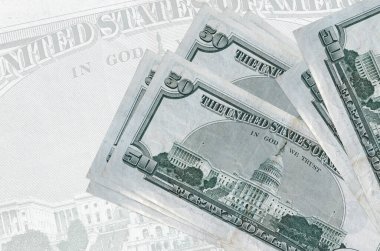 Yarı şeffaf banknotların arka planında 50 Amerikan doları var. Ulusal para biriminin soyut sunumu. İş konsepti