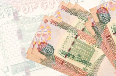 1000 Guyanese Doları büyük yarı şeffaf banknotun arka planında duruyor. Ulusal para biriminin soyut sunumu. İş konsepti