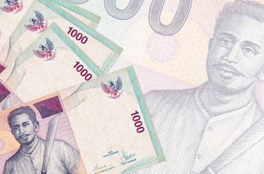1000 Endonezya rupiası banknotları büyük yarı şeffaf banknotların arka planında duruyor. Kopyalama alanı olan soyut iş arkaplanı