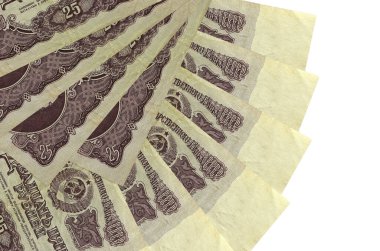 25 Rus Rublesi banknotları beyaz arka planda izole bir şekilde duruyor. Fan şeklinde fotokopi alanı da yakın planda. Finansal işlemler kavramı